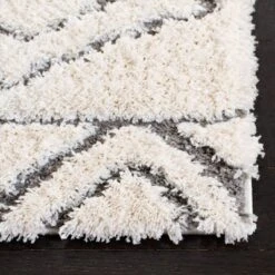 Angelique Geometric Design Loomed Rug - Safavieh