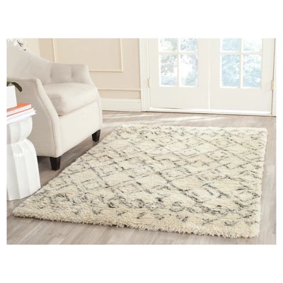 Jolie Geometric Area Rug - Safavieh 2 Jolie Geometric Area Rug - Safavieh - Image 2